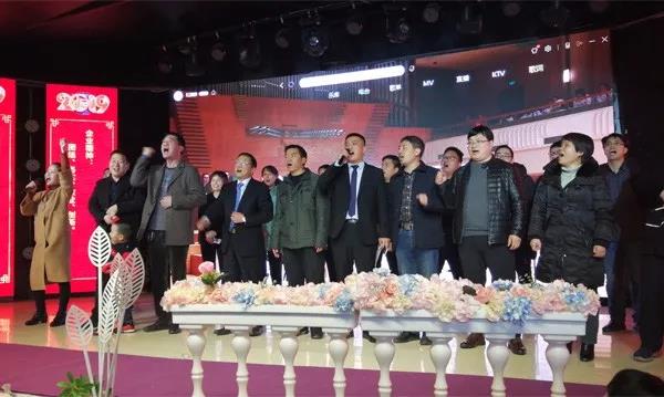 楊董攜全體領(lǐng)導(dǎo)合唱歌曲《歌唱祖國》